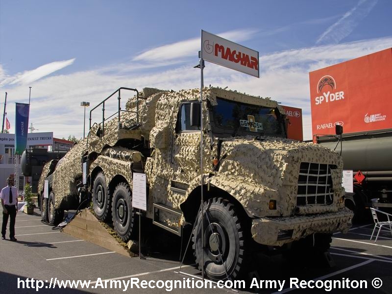 Oskhosh_Truck_ArmyRecognition_Eurosatory_2006_03.jpg