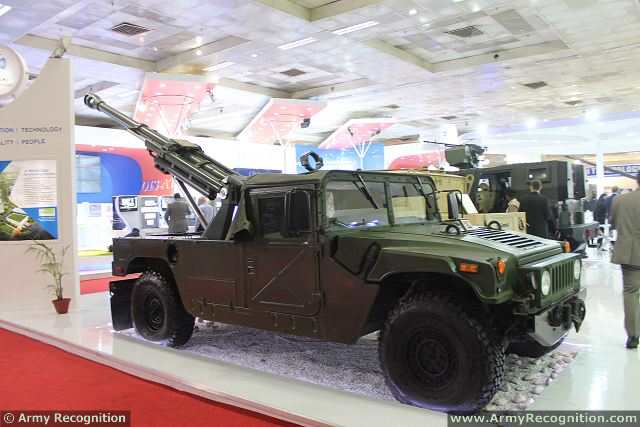 Garuda-105_ultra-light_105mm_field_gun_mounted_on_Humvee_Kalyani_group_India_defense_industry_Defexpo_2014_002.jpg