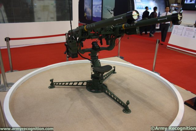 LIG_Nex_1_showcases_Chiron_portable_SAM_and_Raybolt_3rd_antitank_guided_missile_640_001.jpg