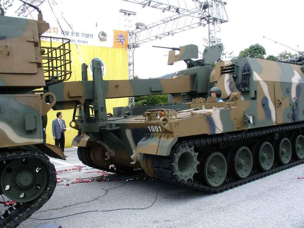 K10_loader_ammunition_K9_self-propelled_howitzer_South_Korea_South_Korean_Army_003.jpg