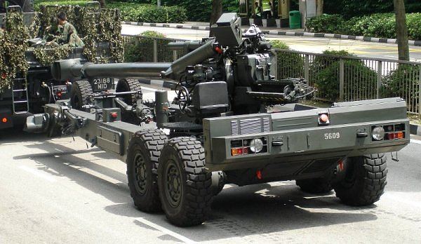 FH_2000_field_sel-propelled_howitzer_155_mm_ST_Kinetics_Singapore_Singaporean_Army_001.jpg