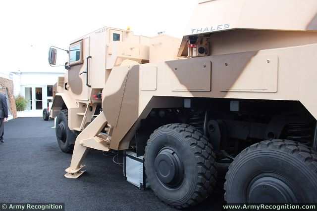 RapidFire_40_mm_6x6_multi-role_self-propelled_ground_based_gun_missiles_anti-aircraft_systems_Thales_France_French_defense_industry_009.jpg