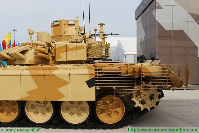 T-72_MBT_with_urban_warfare_package_kit_Uralvagonzavod_KADEX_2016_Astana_Kazakhstan_002.jpg