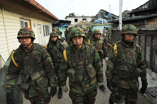 South_Korean_army_soldiers_on_Yeonpyeong_island_001.jpg