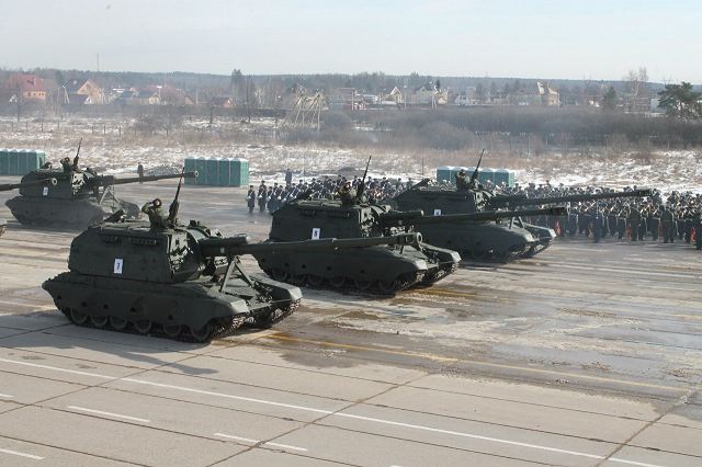 2S19_MSTAS_152mm_self-propelled_howitzer_rehearsal_Victory_Day_Parade_Russian_army_april_2014_001.jpg