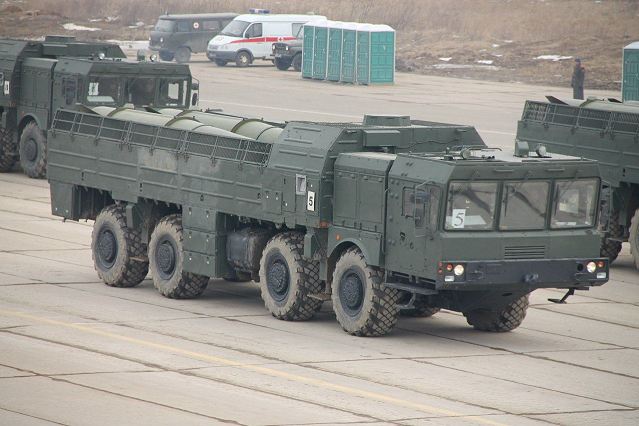 Iskander-M_SS-26_Stone_short-range_tactical_missile_rehearsal_Victory_Day_Parade_Russian_army_april_2014_001.jpg
