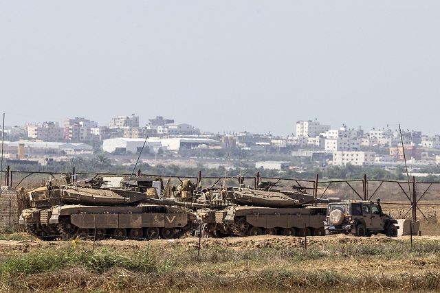 Israeli_army_has_sent_troops_with_tanks_and_artillery_to_the_border_with_the_Gaza_Strip_640_001.jpg