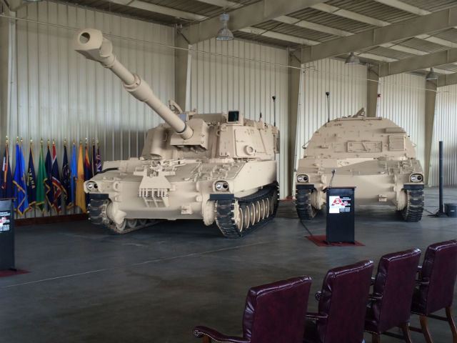 Self-propelled_howitzer_M109A7_and_M992A3_carrier_ammunition_enter_in_service_with_US_Army_640_001.jpg