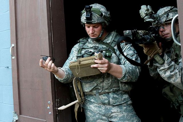 US_army_is_planning_to_equip_its_soldiers_with_miniature_drones_by_2018_640_001.jpg