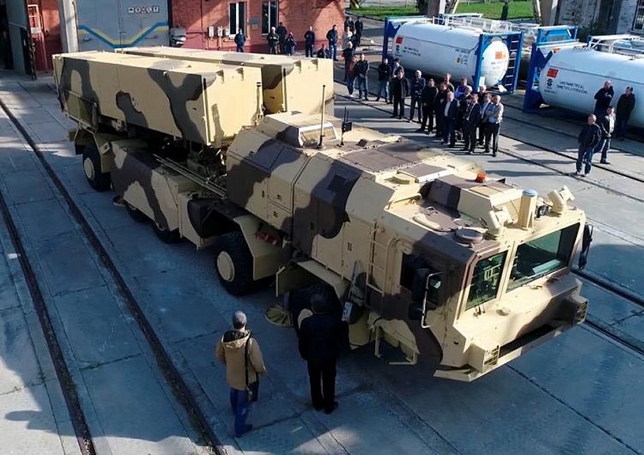 Ukraine_unveils_new_Grom-2_Thunder-2_short-range_surface-to-surface_ballistic_missile_925_001.jpg