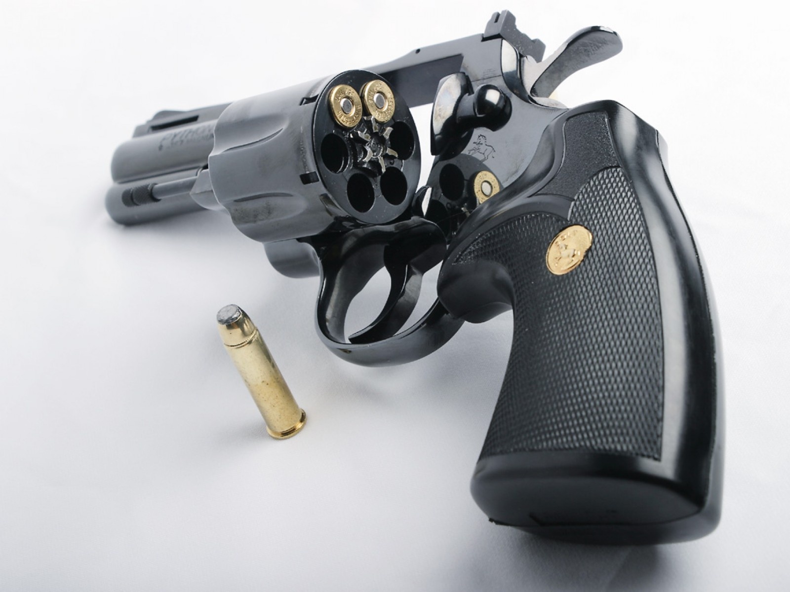 revolver-1600x1200.jpg
