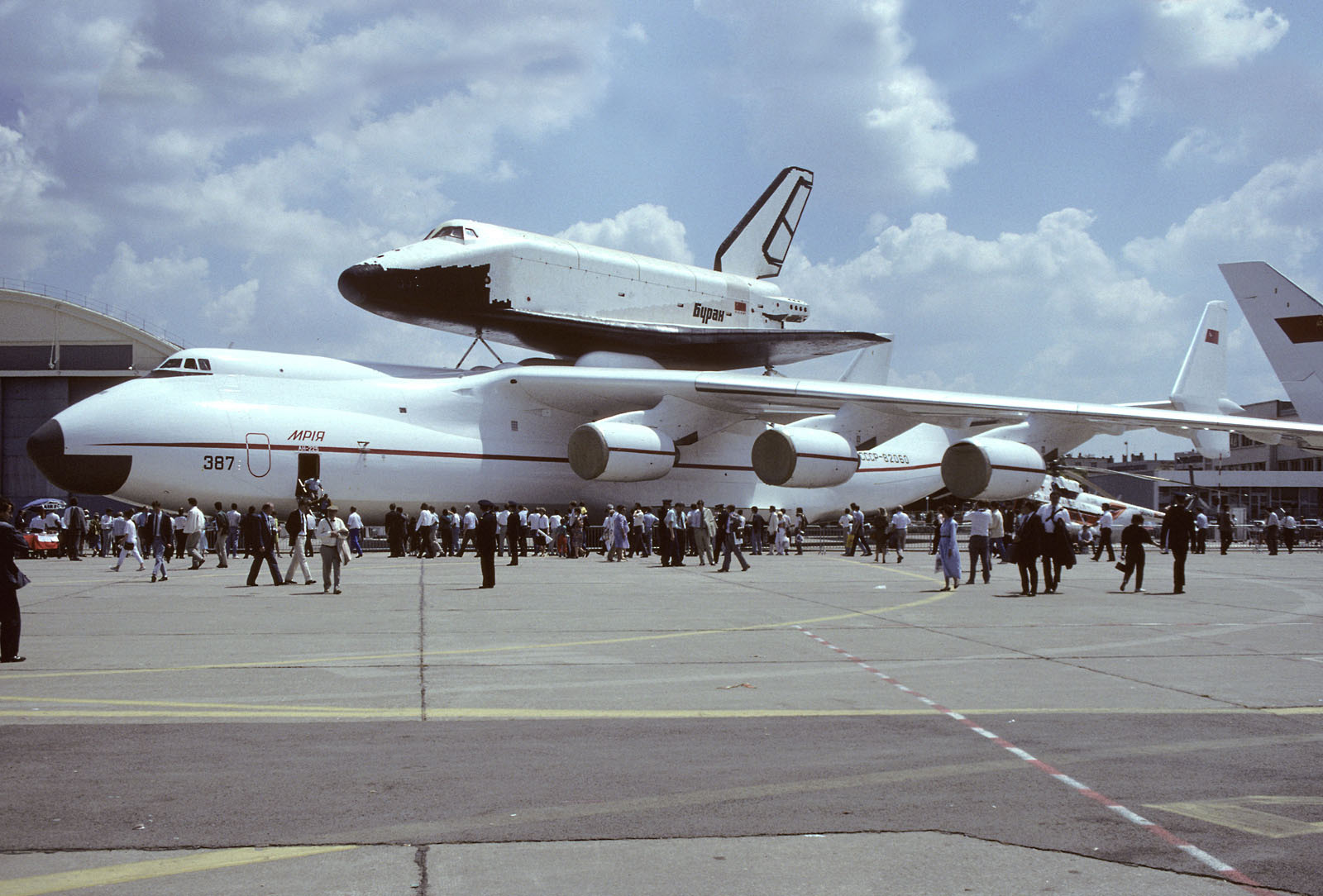 050-Exhibition%20au%20Bourget%20avec%20Bourane-Airshow%20with%20Buran%20at%20Le%20Bourget-1134884.jpg