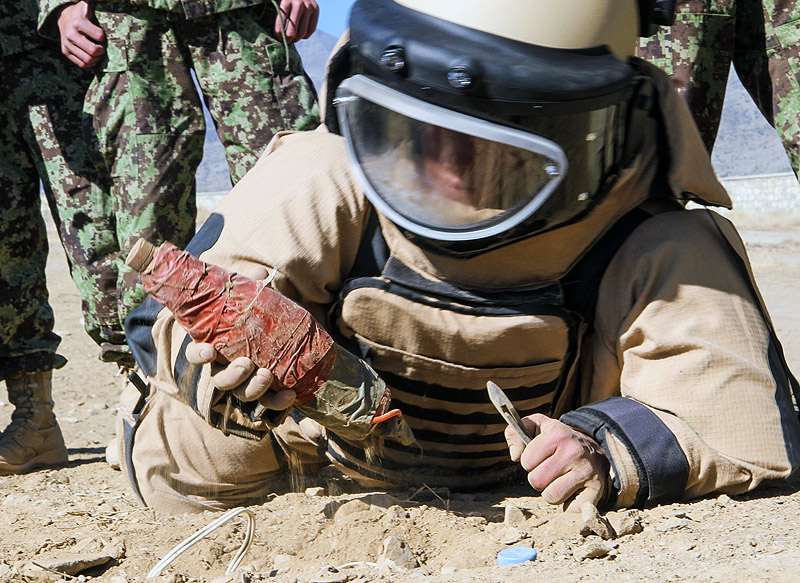 Afghan-soldiers-take-lead-in-IED-defeat-1.jpg