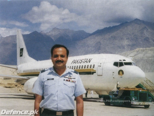 Sqn-Ldr_Ahmad_Yousaf_standing-beside_VVIP_Boeing-737.jpg