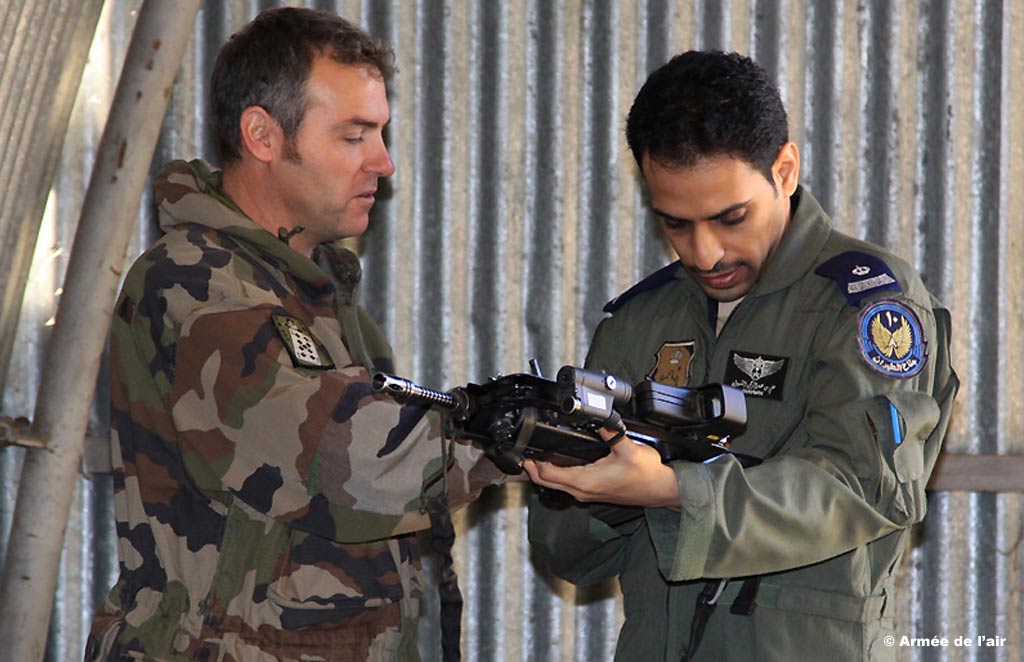 les-visiteurs-se-sont-fait-presenter-le-materiel-des-militaires-francais.jpg
