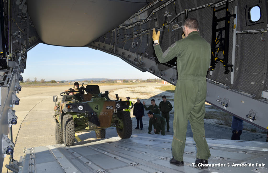 chargement-d-un-vbll-dans-la-soute-d-un-a400m.jpg