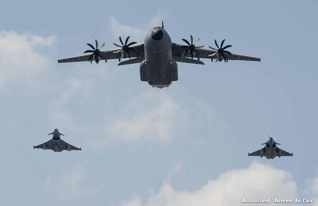 un-a400m-un-rafale-et-un-eurofighter-allemand-lors-des-repetitions-a-paris.jpg