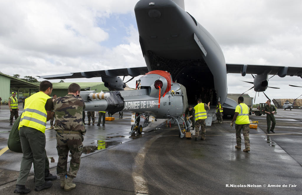 dechargement-fennec-a400m.jpg