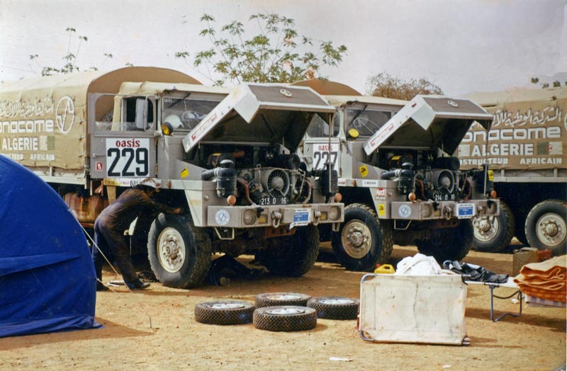 Dakar-1980-Sonacome-au-bivouac.jpg