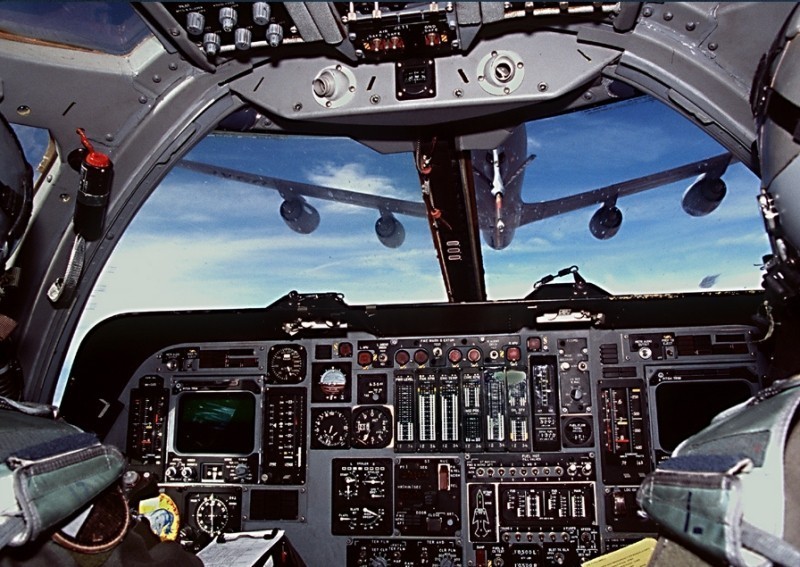 b-1_cockpit.jpg