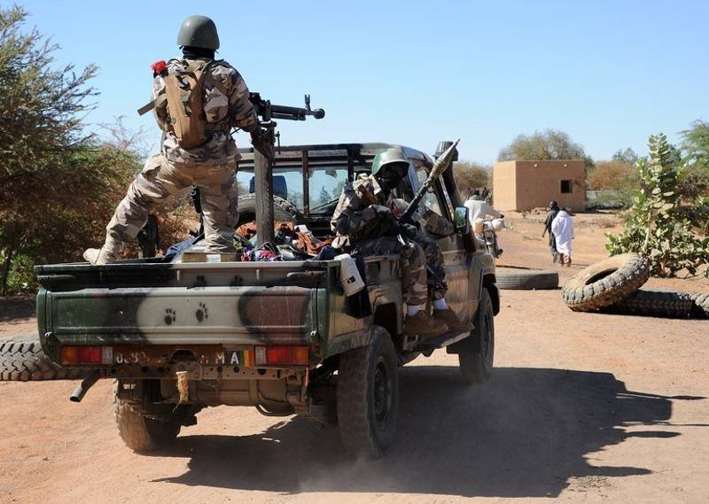des-soldats-maliens-se-dirigent-sur-le-lieu-ou-un-attentat-s_1005636.jpeg