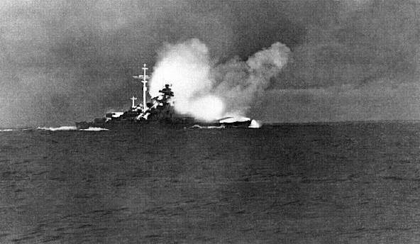 german_battleship_bismarck_firing_on_pow30.jpg