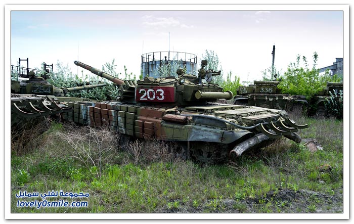 Cemetery-tanks-after-the-collapse-of-the-Soviet-Union-01.jpg