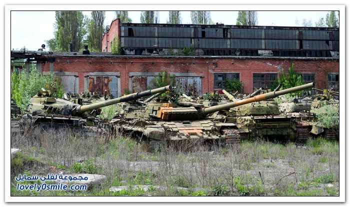 Cemetery-tanks-after-the-collapse-of-the-Soviet-Union-02.jpg