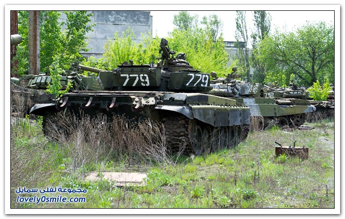 Cemetery-tanks-after-the-collapse-of-the-Soviet-Union-03.jpg