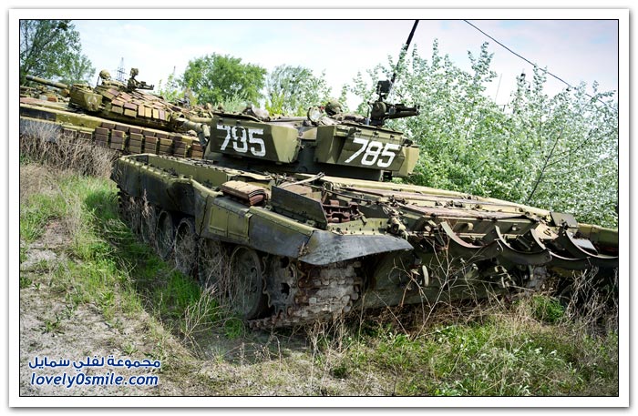 Cemetery-tanks-after-the-collapse-of-the-Soviet-Union-04.jpg