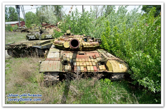 Cemetery-tanks-after-the-collapse-of-the-Soviet-Union-05.jpg