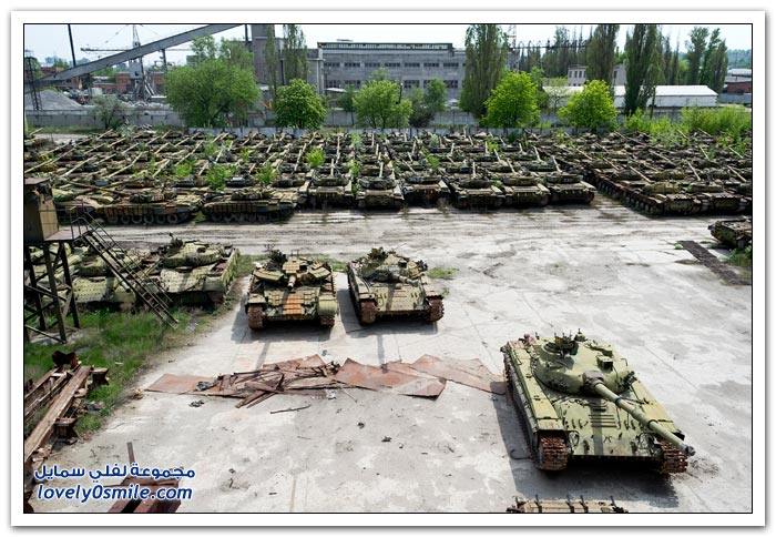 Cemetery-tanks-after-the-collapse-of-the-Soviet-Union-06.jpg