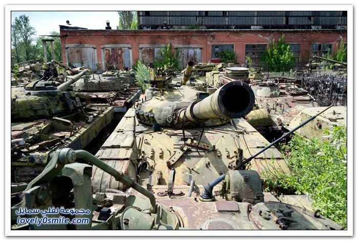 Cemetery-tanks-after-the-collapse-of-the-Soviet-Union-22.jpg