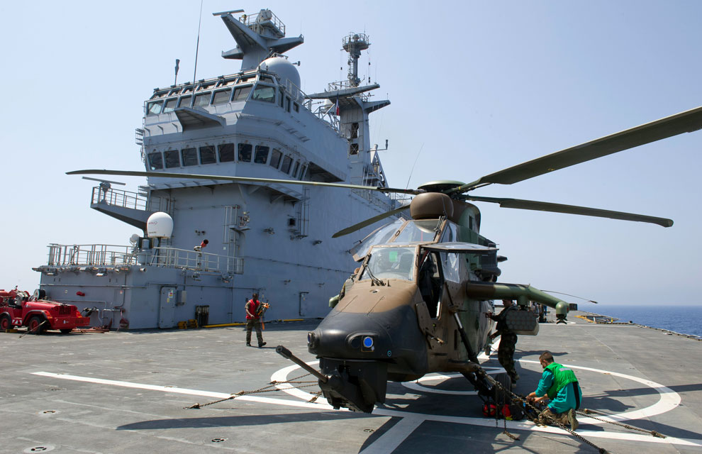 Mistral-assume-o-posto-do-Tonnerre-ao-largo-da-L%C3%ADbia-foto-Marine-Nationale.jpg