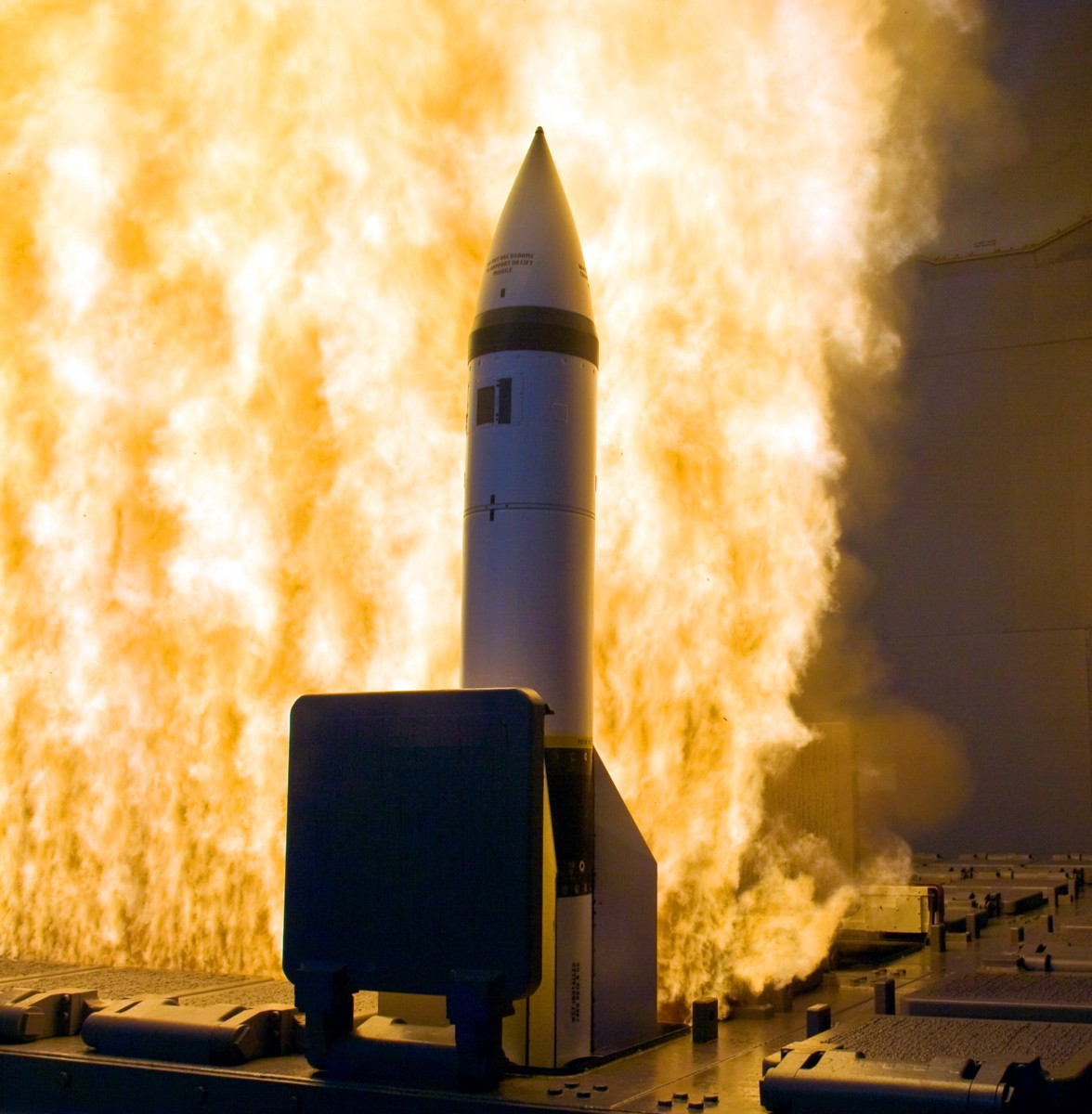 RIM-156-Standard-Missile-004.jpg