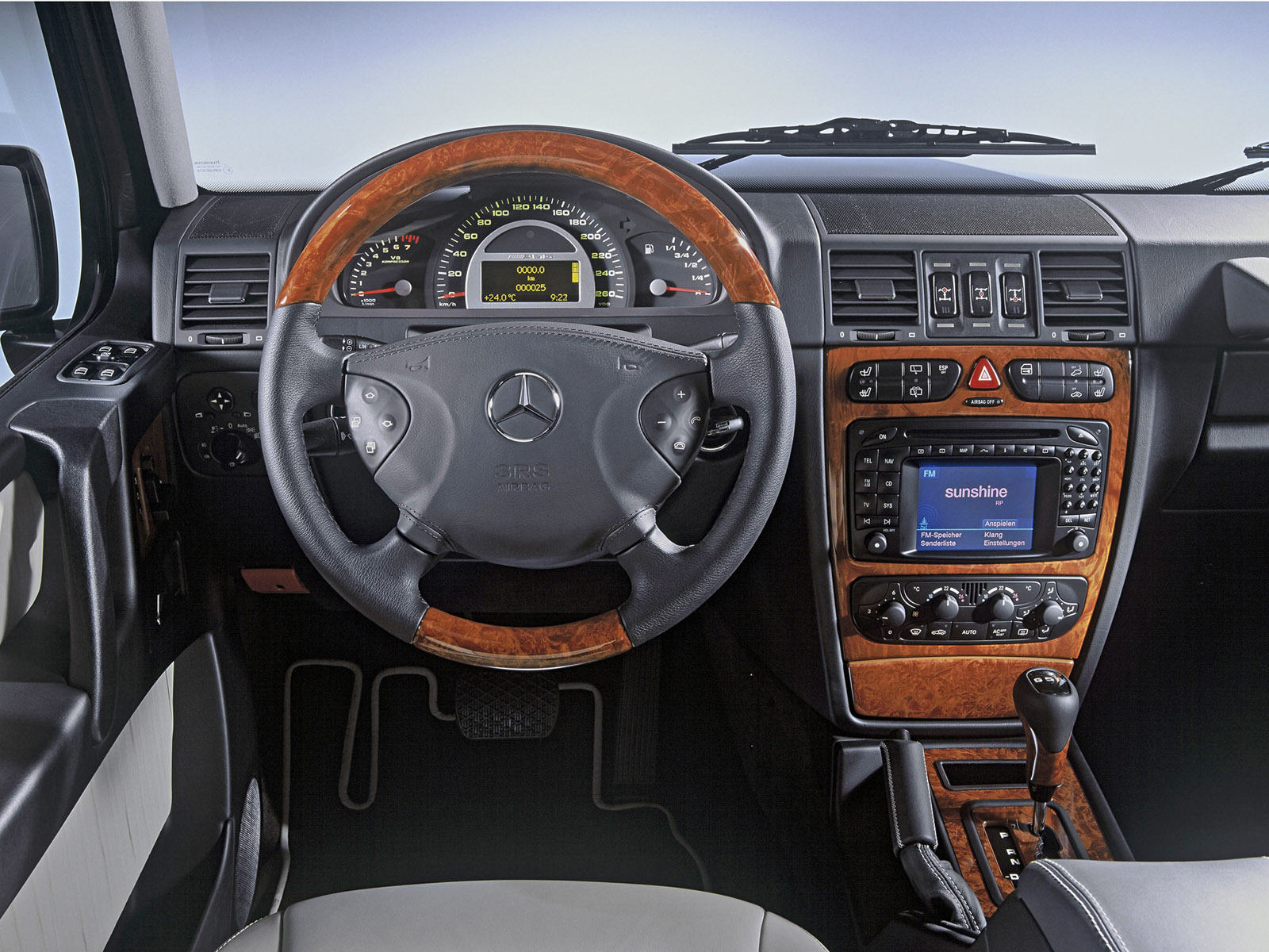 Mercedes-Benz-G-55-AMG-Dash-1600x1200.jpg