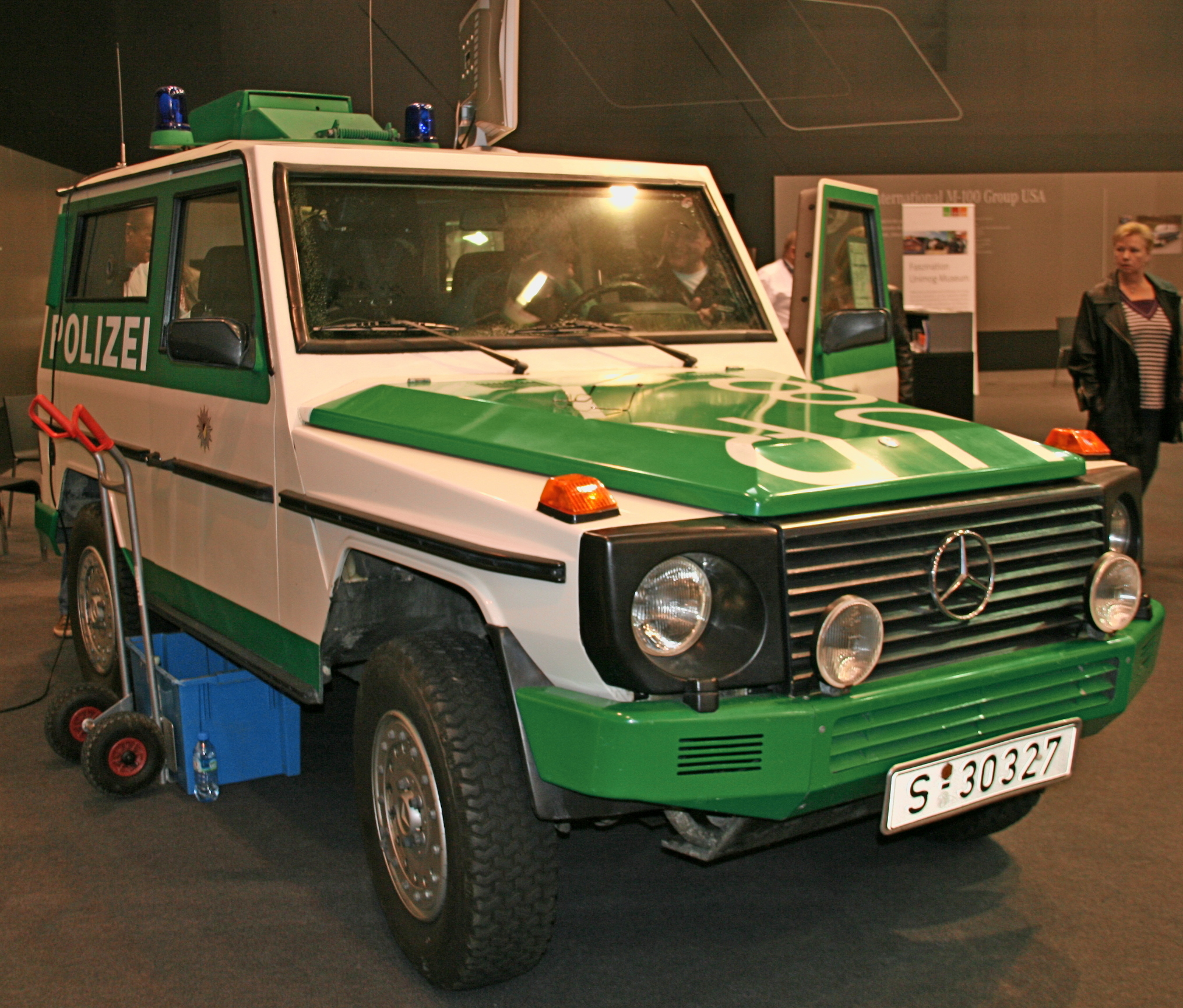 mercedes-benz-g-wagon-g-class-gelandewagen-armored_and_armed_police_car_by_mechanicman.jpg