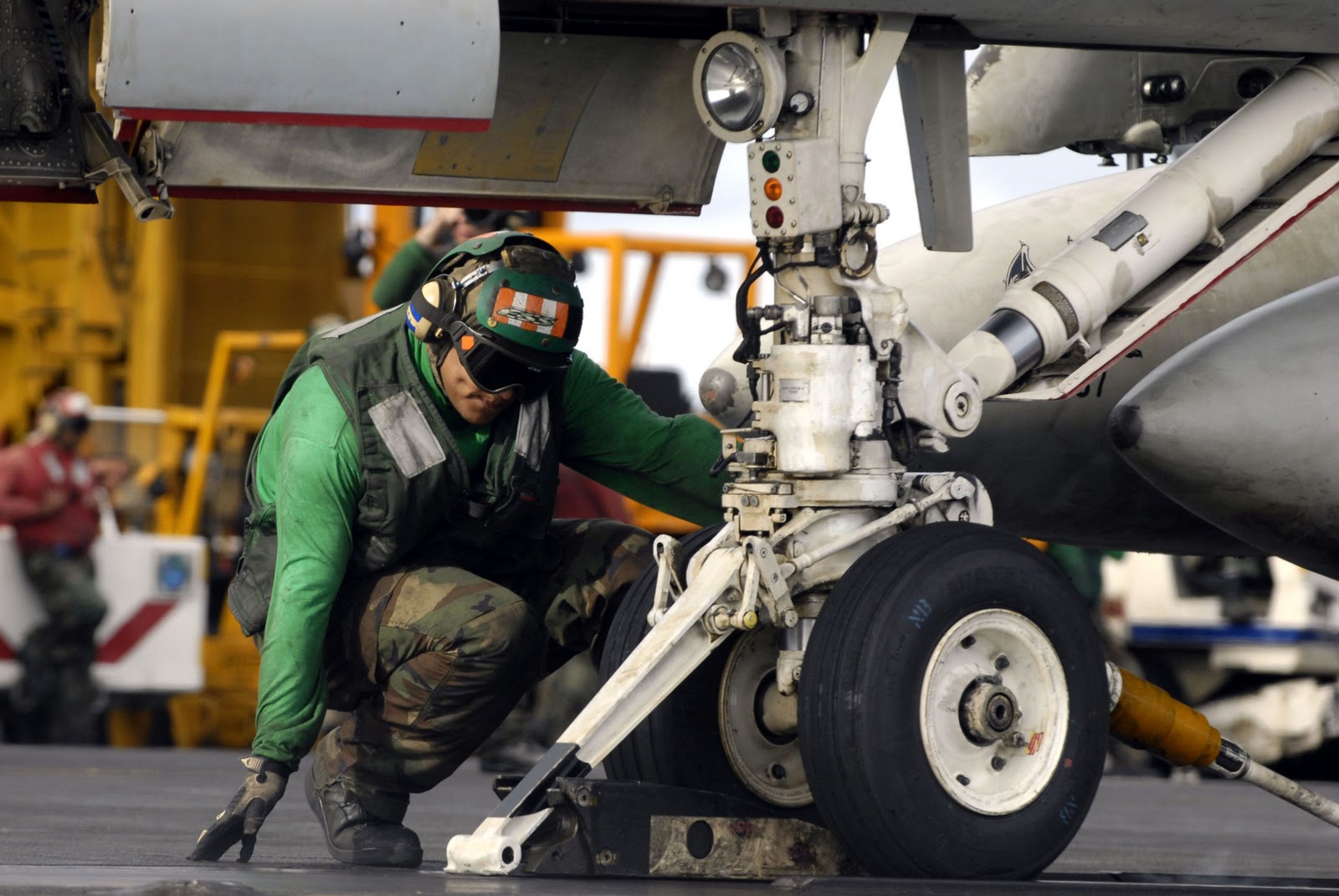 US_Navy_070910-N-7883G-009_Airman_Luis_Estrada%252C_topside_petty_officer_for_the_waist_catapult_aboard_USS_Kitty_Hawk_%2528CV_63%2529%252C_verifies_that_the_holdback_bar_is_in_place_prior_to_launch.jpg