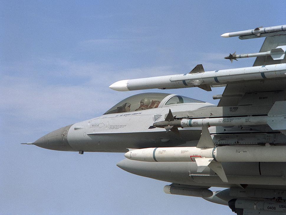 US%2B%2BF16%2Bwingtip%2BAIM-120%2BAMRAAMs%252C%2BAIM-9M%2BSidewinders%2Bon%2Bstations%2B2%2Band%2B8%252C%2Band%2BAGM-88%2BHARM%2Banti-radiation%2Bmissile%2Bon%2B3%2Band%2B7..jpg