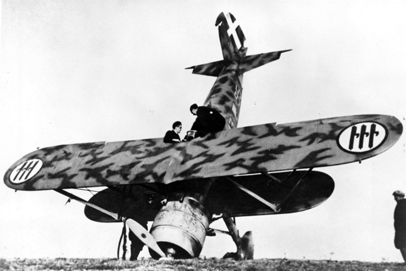 11-november-1940-overheating-engine-sergente-pilota-pietro-salvadoris-fiat-cr42-mm5701-force-landed-on-the-shingle-beach-at-orfordness-suffolk-iwm.jpg