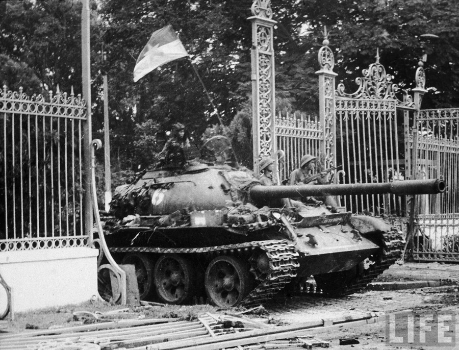 north-vietnamese-regulars-riding-atop-a-tank-crashing-through-gates-of-the-presidential-palace-during-the-fall-of-saigon-30-4-1975.jpg