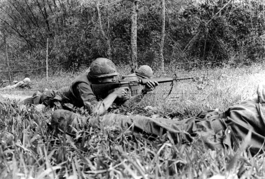 soldiers-of-the-5th-battalion-7th-cavalry-fire-on-thon-la-chu-tet-1968.jpg