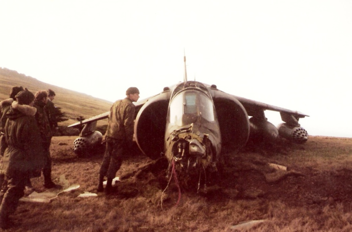 san-carlos-fob-falkland-islands-harrier-gr3-crash-landing-1982.jpg