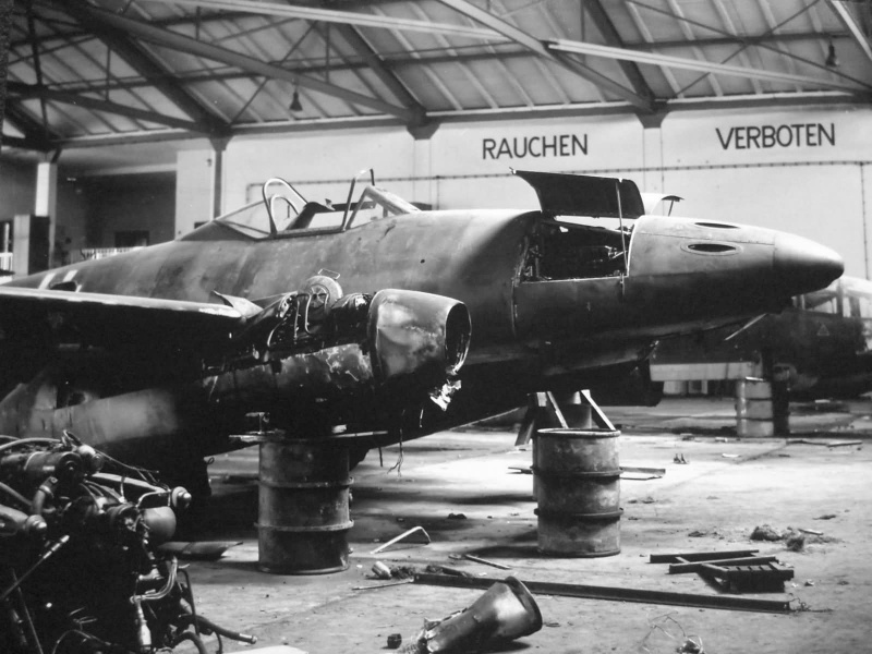 damaged-german-fighter-messerschmitt-me-262-captured-by-american-troops-in-salzburg-1945-2.jpg