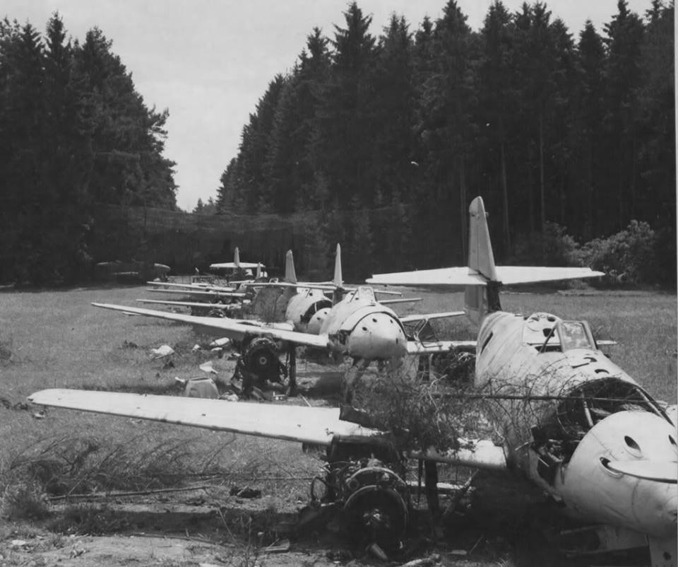 me-262-lined-up-in-field-production-line.jpg
