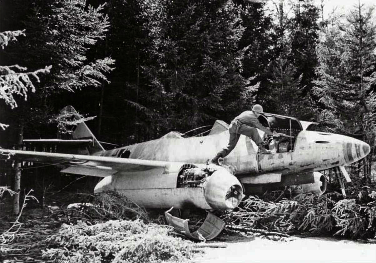 messerschmitt-me-262a-schwalbe-us-3rd-army-soldier-checking-for-booby-traps-germany-1945-01.jpg