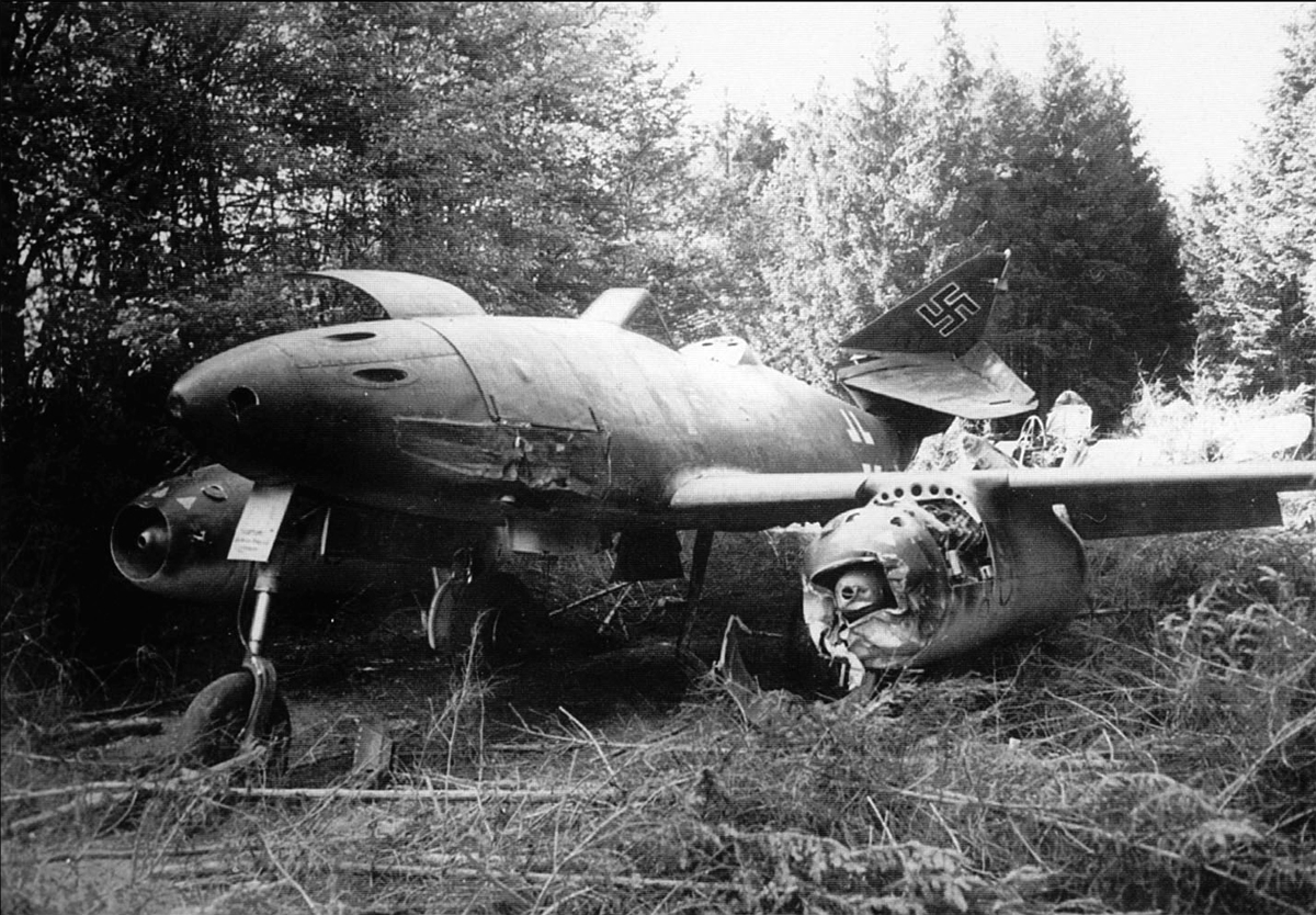 messerschmitt-me-262a1a-schwalbe-jv44-aircraft-destroyed-before-being-abandoned-brandenburg-1945-01.jpg