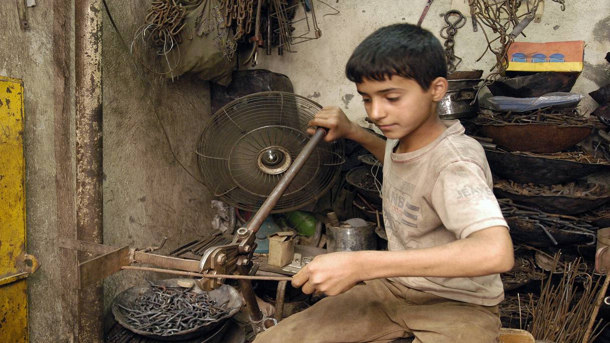 صورة تعبيرية لطفل يشتغل في مهنة شاقة