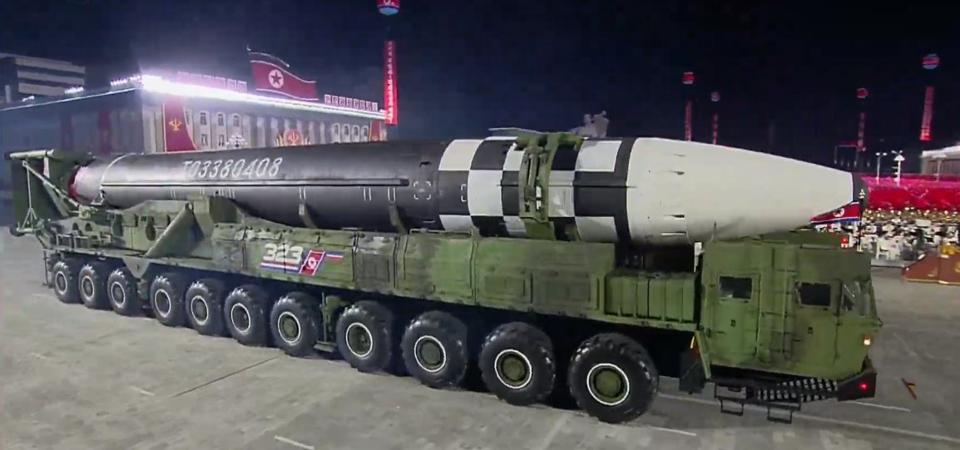 الصاروخ هواسونغ-16 العملاق التي تمتلكه كوريا الشمالية