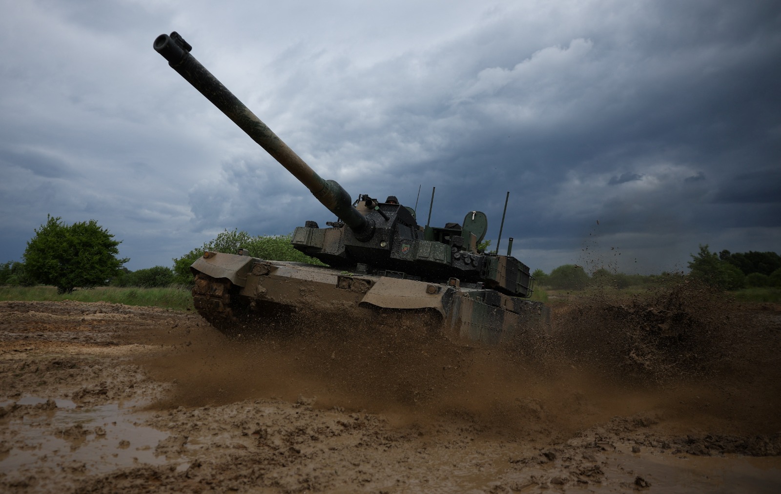 جنود بولنديون يركبون دبابة K2 Black Panther الكورية الجنوبية أثناء تدريبهم في برانيو في بولندا. 24 يونيو 2025 - Reuters جنود بولنديون يركبون دبابة K2 Black Panther الكورية الجنوبية أثناء تدريبهم في برانيو في بولندا. 24 يونيو 2025 - Reuters